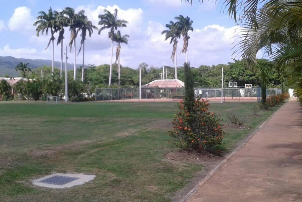 Comfortable Strategic Lodging Quarters Spanish Town المظهر الخارجي الصورة
