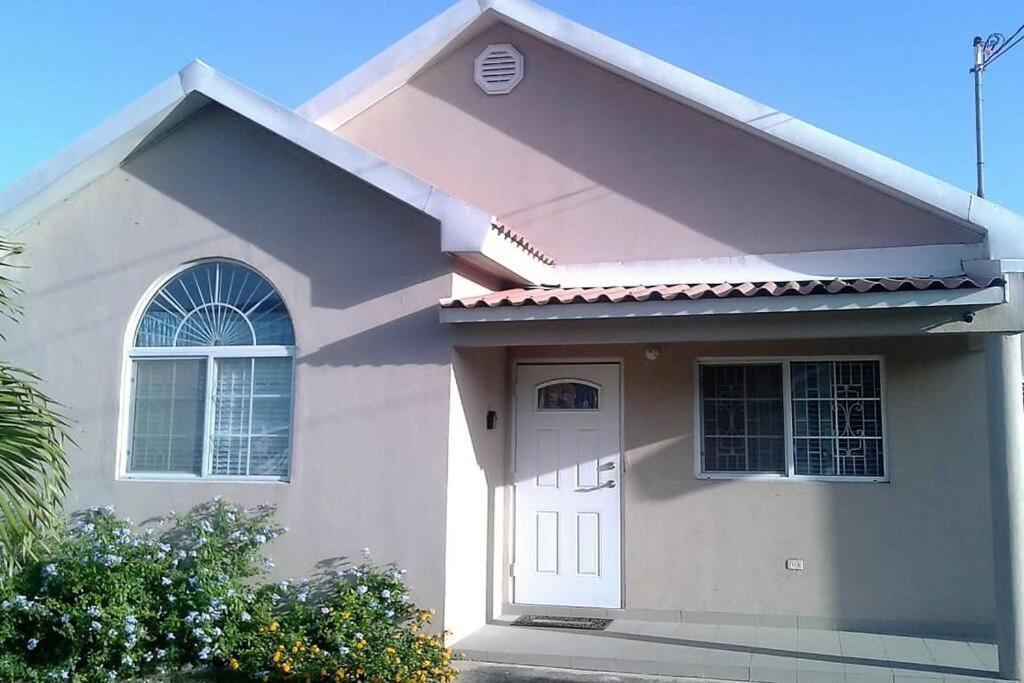 Comfortable Strategic Lodging Quarters Spanish Town المظهر الخارجي الصورة