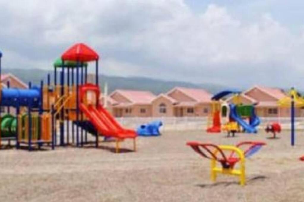 Comfortable Strategic Lodging Quarters Spanish Town المظهر الخارجي الصورة