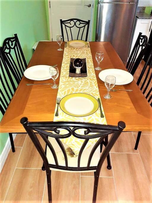 Comfortable Strategic Lodging Quarters Spanish Town المظهر الخارجي الصورة