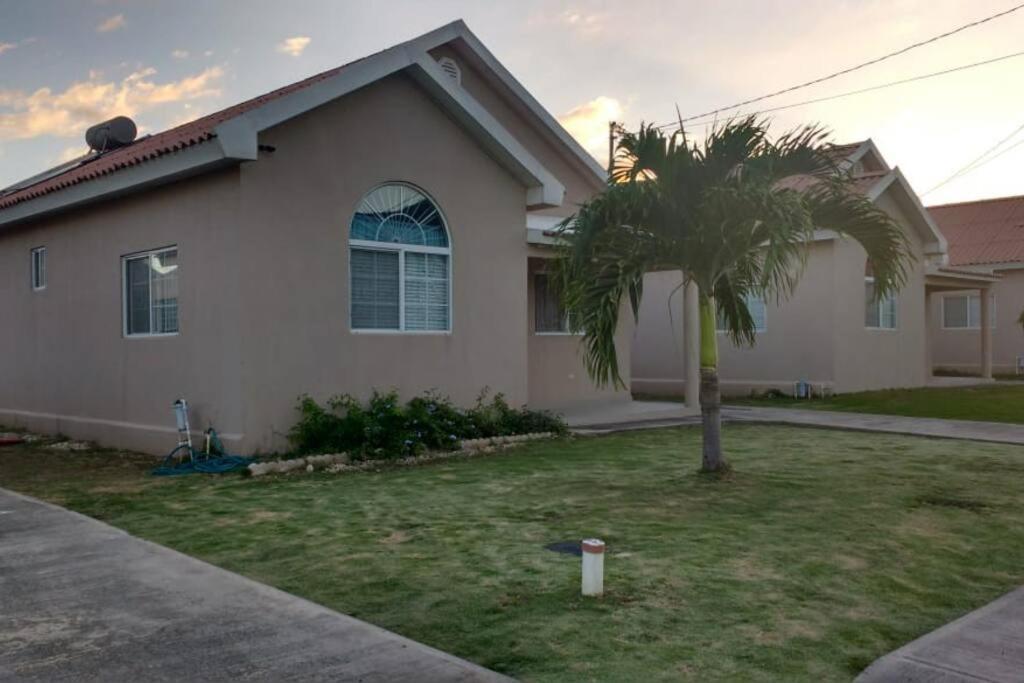 Comfortable Strategic Lodging Quarters Spanish Town المظهر الخارجي الصورة