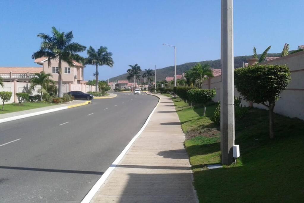 Comfortable Strategic Lodging Quarters Spanish Town المظهر الخارجي الصورة