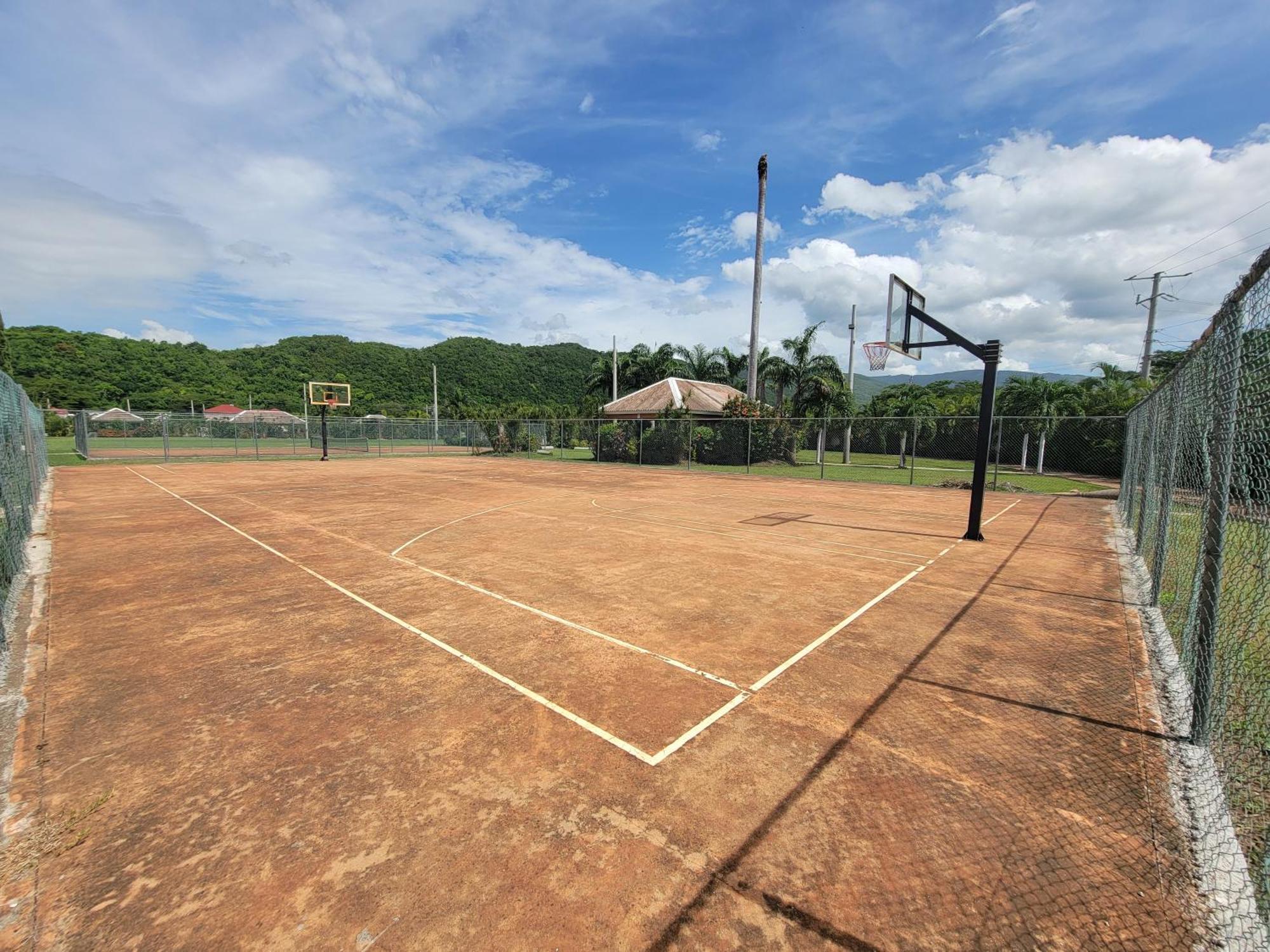 Comfortable Strategic Lodging Quarters Spanish Town المظهر الخارجي الصورة