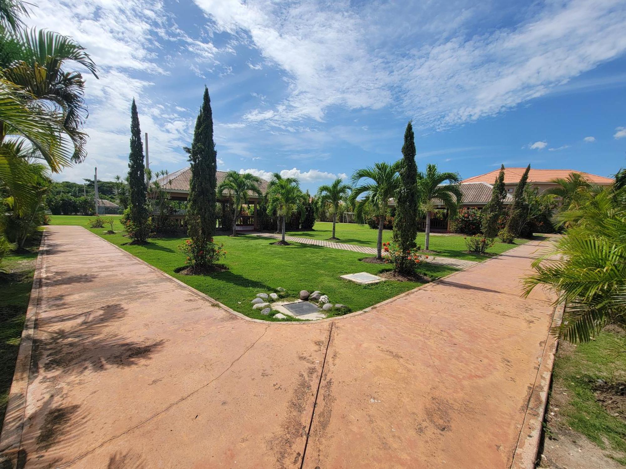 Comfortable Strategic Lodging Quarters Spanish Town المظهر الخارجي الصورة