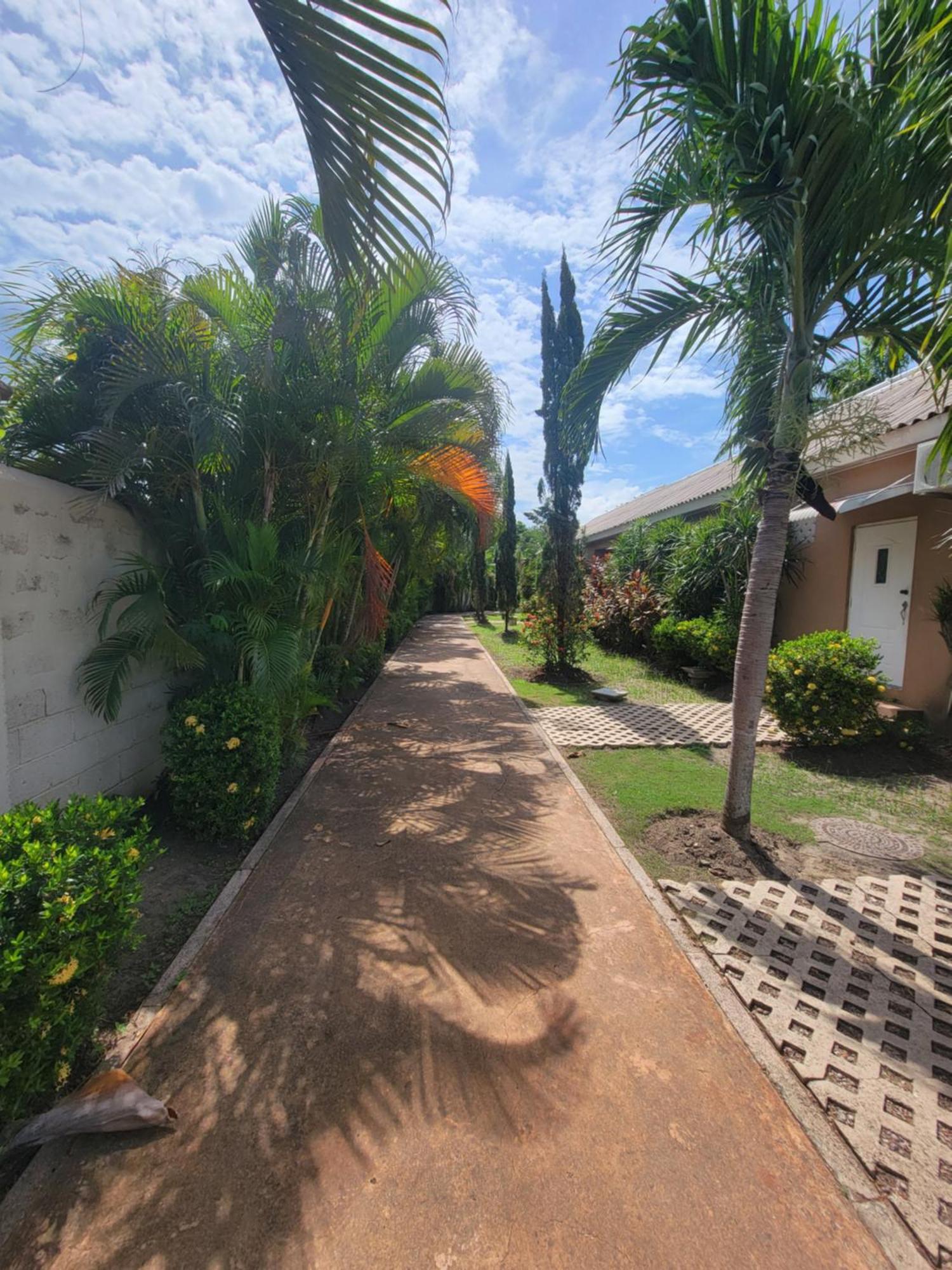 Comfortable Strategic Lodging Quarters Spanish Town المظهر الخارجي الصورة