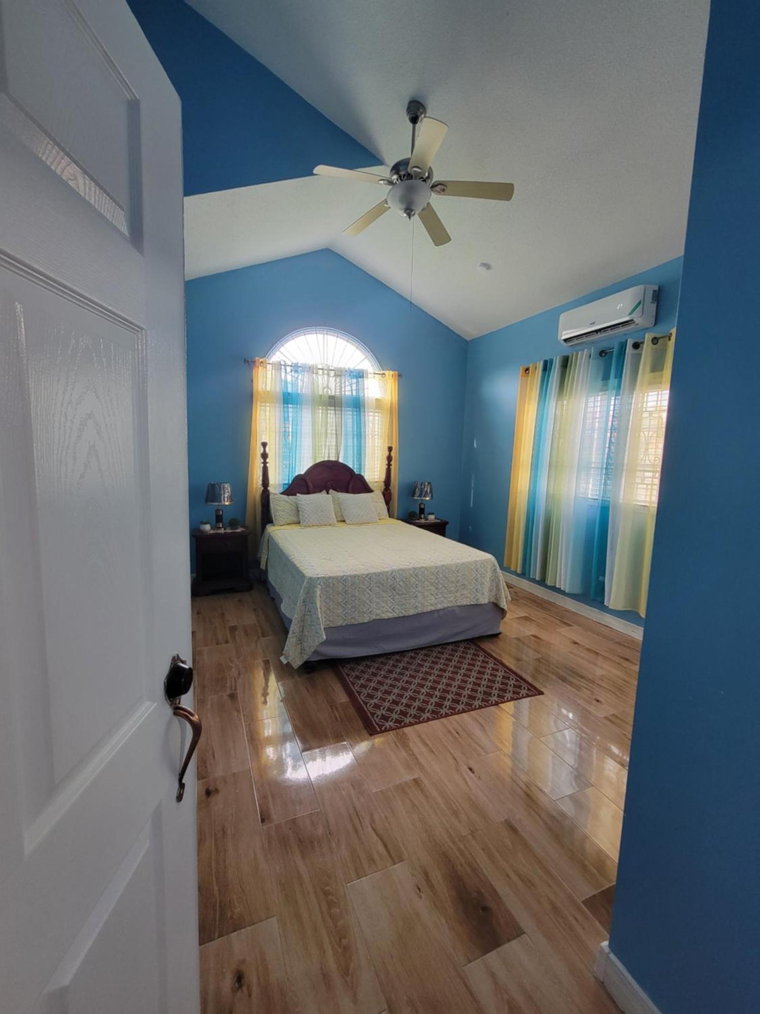 Comfortable Strategic Lodging Quarters Spanish Town المظهر الخارجي الصورة