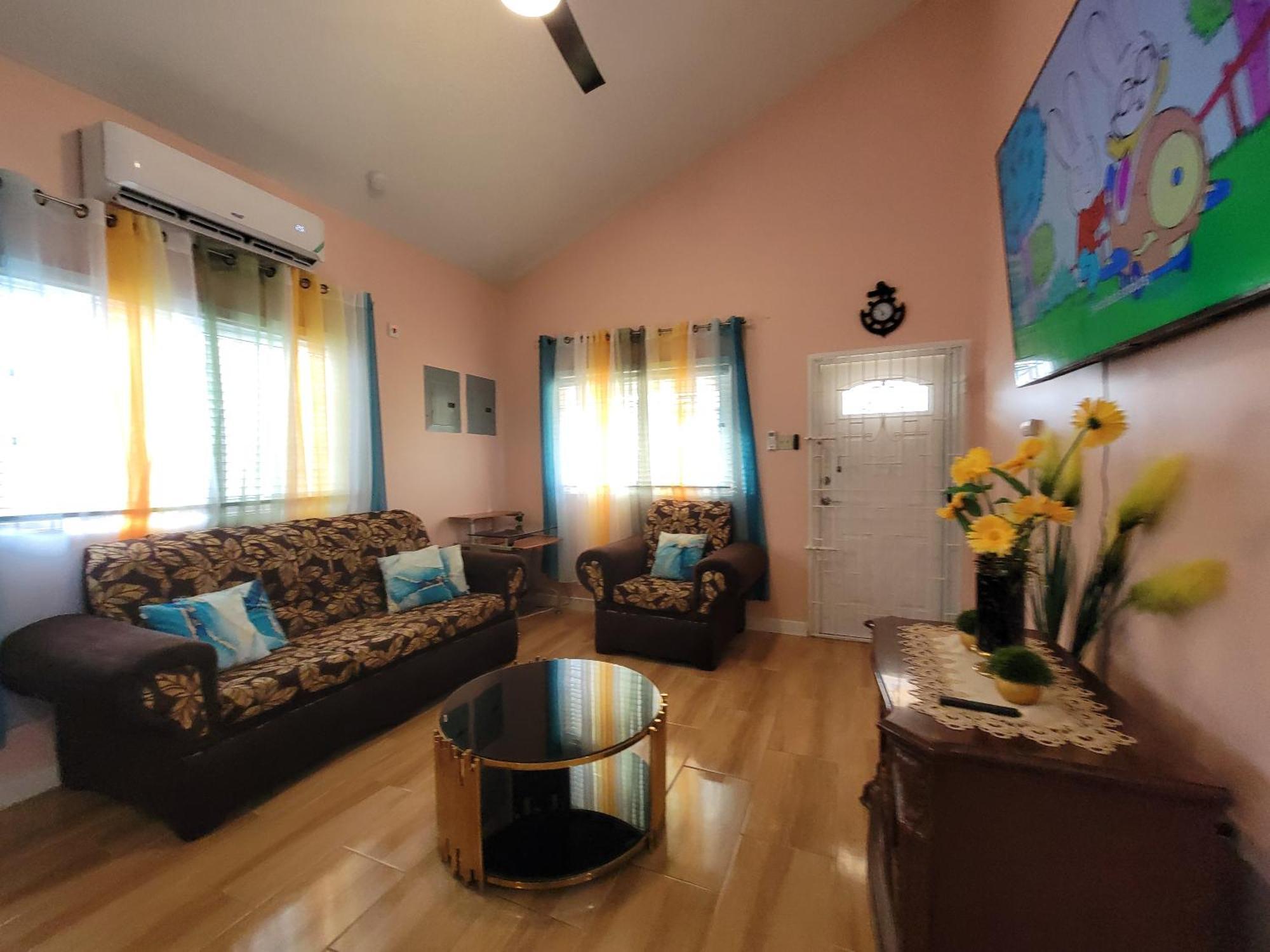 Comfortable Strategic Lodging Quarters Spanish Town المظهر الخارجي الصورة